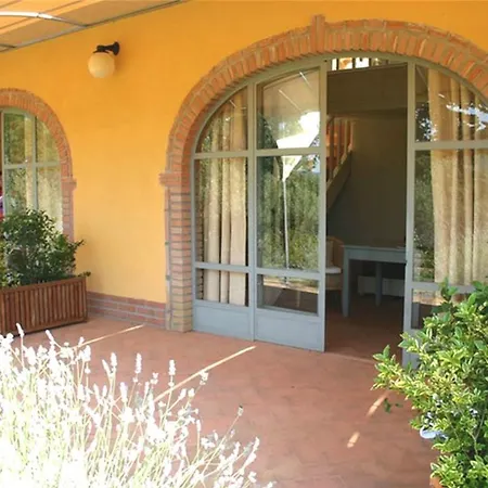Дом отдыха Warm Holiday Home In Foiano Della Chiana Tuscany With A Lake